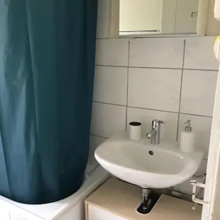 Chambre Chuv Avec 1 Salle De Bain Et 1 Cuisine *